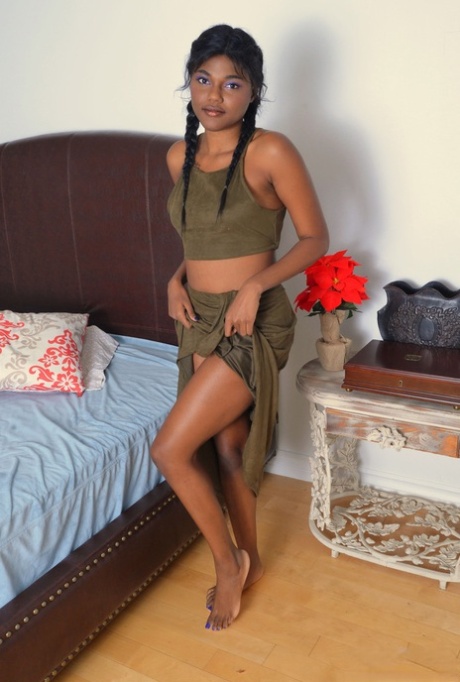 Black amateur Yara Skye plunges her fingers into wide open pussy on bed